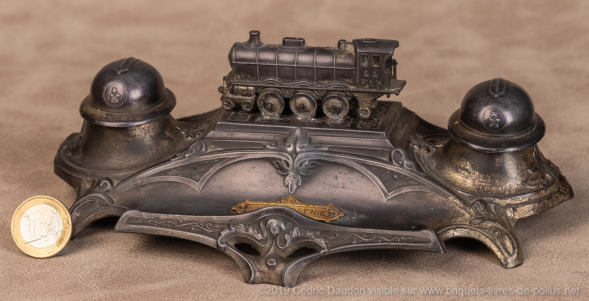 Belle locomotive entourée de deux encriers avec casques 1915, attributs artillerie. Marqué « Souvenir du 5em Génie»