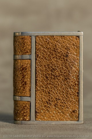 Briquet à couverture par la tranche : classique et fréquent. Il s’agit d’un briquet à ouverture en cuir, signe caractéristique des briquets anglais.