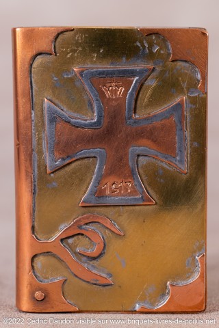Autre briquet réalisé par le même artiste que le précédent, AF sont les initiales de ce bricoleur génial et comme il s’agit d’un allemand, il est bien normal qu’il y ait fait figurer une croix de guerre et un casque à pointe !