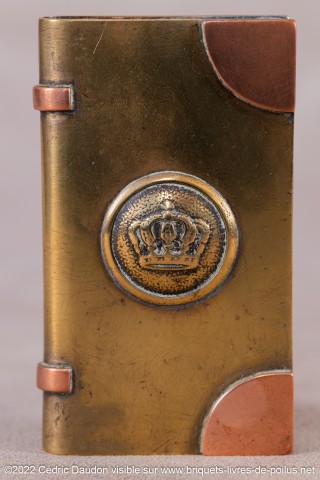 Sur les faces du briquet sont soudés des boutons d’uniformes allemands sur lesquels figurent la couronne de Prusse, sans doute des prises de guerre.