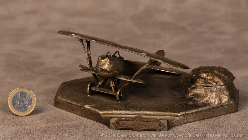Avion biplan signé Ouvet mais modèle postérieur à 1918. Marqué « Souvenir du camp de Sissonne »