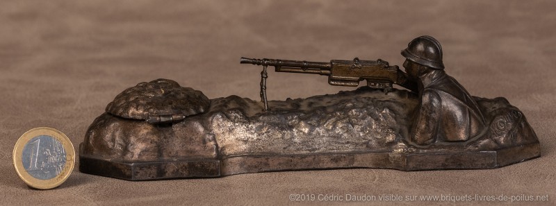 Fusil mitrailleur St Etienne modèle 1924 signé Ouvet. En 1914 il n’y avait pas de fusil mitrailleur français en dotation. Cette arme comme la mitrailleuse n’avait pas la faveur des états- major qui préconisaient la charge à la baïonnette ! 