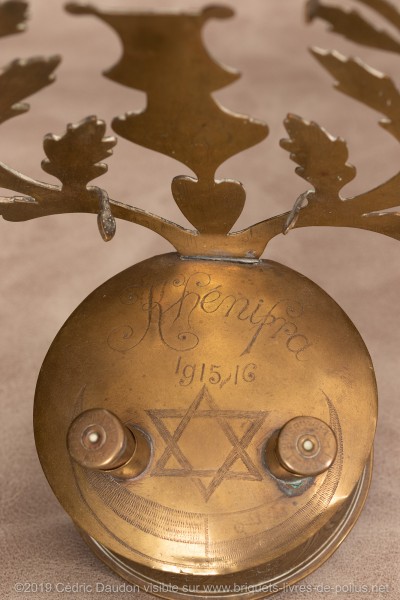 Culot de douille de 75 millésime 1908. Gravure « Souvenir du Maroc Khénifra 1915 1916 » avec croissant et étoile des troupes coloniales.