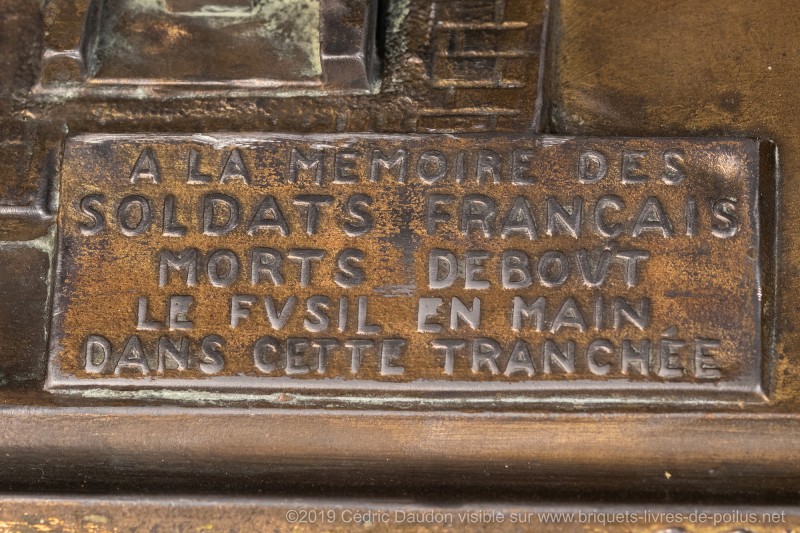 La tranchée des baïonnettes 1916. Ce monument de couverture a été inauguré en 1920 et classé monument historique. Encrier de grande taille 22 x 13 cm