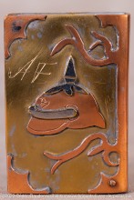 Autre briquet réalisé par le même artiste que le précédent, AF sont les initiales de ce bricoleur génial et comme il s’agit d’un allemand, il est bien normal qu’il y ait fait figurer une croix de guerre et un casque à pointe !