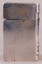 Exceptionnel briquet en acier de 1927 ou début 1918, à charnière latérale style Zippo. La référence a livre de Victor Hugo est peut-être une allusion aux effroyables conditions de vie ou de survie des poilus.